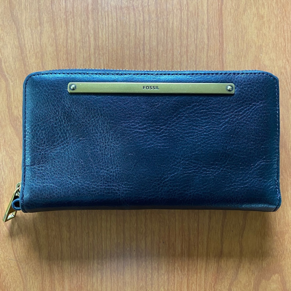 Fossil Women's Liza Leather Zip Around Clutch Wallet With Retractable Wristlet